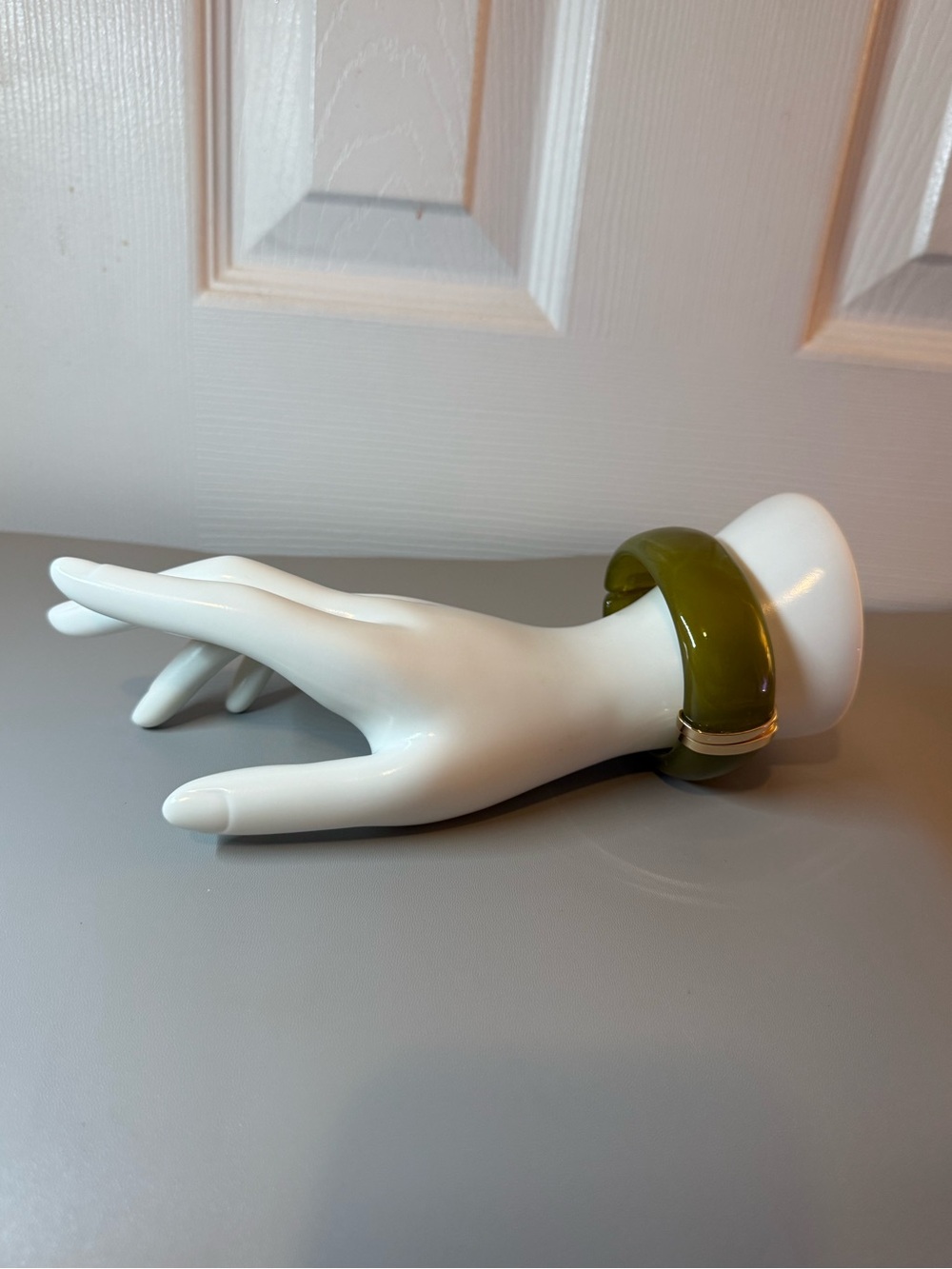 Olive Green Chunky Lucite Hinged Bangle Bracelet Gold Tone 🗽🖤